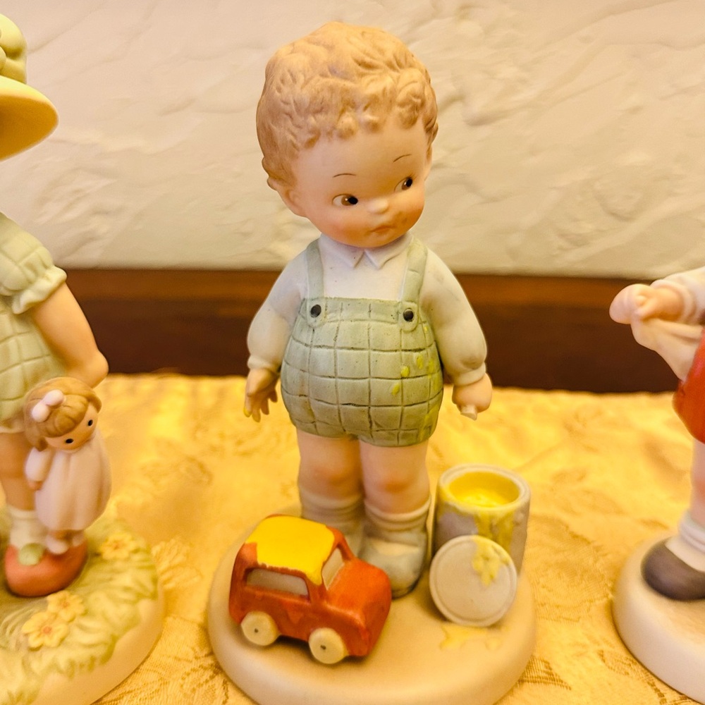 Charming hand paint. "Memories of Yesterday" Set of All Four Figurines One Price - Picture 4 of 11